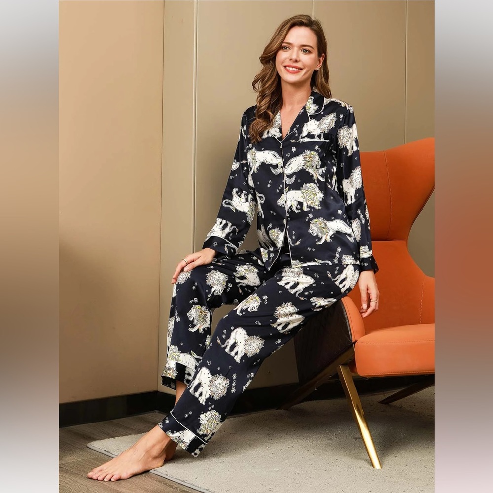 SilkSilky Lion Printed Luxurious Pure Silk Pajamas Set